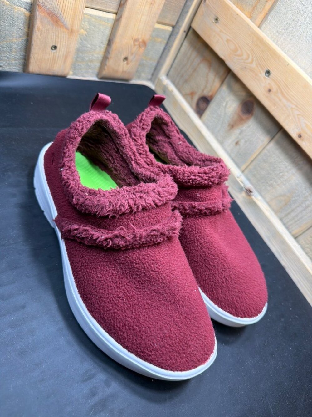 OOFOS Womens 9 EU 40 Burgundy Red Fleece Slip On Recovery Shoes Comfort Loafers - Picture 2 of 9